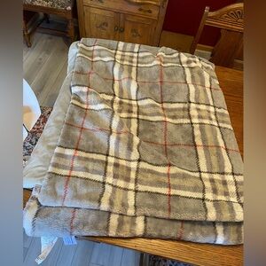 Elegant Plaid Blanket in Gray and Cream